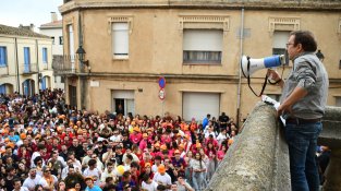 Els carrers de Cassà s'omplen de joves amb el Correbars de la Festa