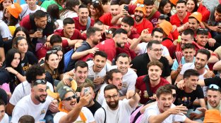 Els carrers de Cassà s'omplen de joves amb el Correbars de la Festa