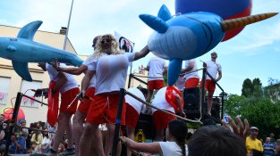 Els gegants i els Corks posen l'ambient a la Festa Major