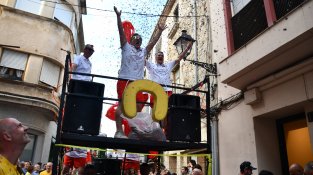 Els gegants i els Corks posen l'ambient a la Festa Major