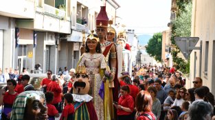 Els gegants i els Corks posen l'ambient a la Festa Major