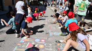 Imatges del concurs de dibuix sobre l'asfalt