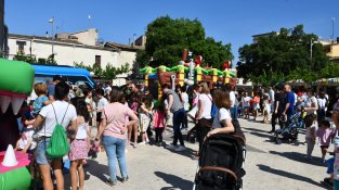 Inflables per a la mainada a la plaça de la Coma