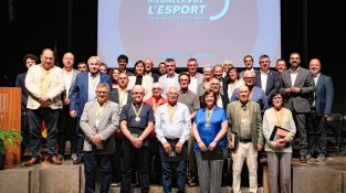 Foto del guardonats amb la medalla de l'esport