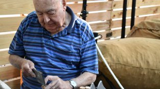 La pela del suro i l'esmorzar a bosc obren el diumenge de la Fira del Tap