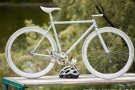 La Plataforma Mou-te en bici instal·larà aquest cap de setmana dues bicicletes blanques en record als darrers ciclistes atropellats a les carreteres gironines