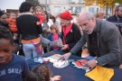 Pilarín Bayés inaugura el parc de la Caputxeta Vermella a la plaça de la Font de Can Tolosà