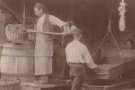 Teniu fotos antigues de la indústria del suro?