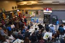 Expectació al Centre Recreatiu per seguir la compareixença del President de la Generalitat
