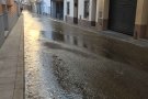 Rebenta una canonada i inunda el carrer de la Bisbal
