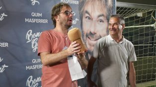 Al final de l'espectacle, des de la UD Cassà es va lliurar un tap de suro com a record de l'estada al nostre poble a Quim Masferrer