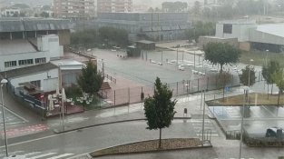 Estat de la piscina descoberta ahir a la tarda