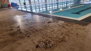 L'aigua també va entrar a la piscina coberta