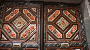 Detall de les portes restaurades