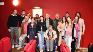 Membres de la família Cristià Reverter davant la placa que s'ha estrenat avui