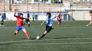 Raül Troyano ha buscat el gol amb aquest xut