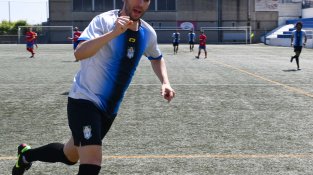 Celebració d'Alex de Cruz del gol inicial
