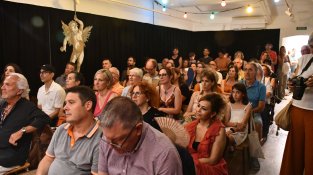 Molta gent en l'acte d'inauguració de Cubil