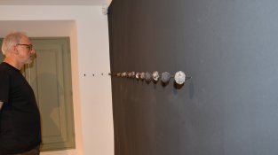 L'exposició barreja fotografies amb altres elements evocadors