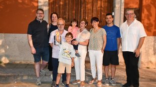 Quim Masa, amb gamniliars i amics, amb el nou guardó