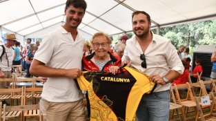 Els regidors de l'Ajuntament de Cass'a, Albert Arderiu i Àlex Font, amb Sole Nieminen