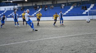 Cruz va marcar el primer gol del Cassà, de penal