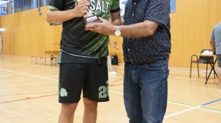 Xevi Carrera lliura el trofeu al capità del Salt