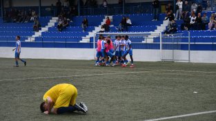 Celebració del Cassà juvenil després del 4-4