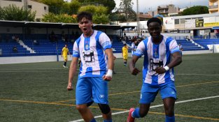 Adam i Musa celebren el primer gol dels juvenils