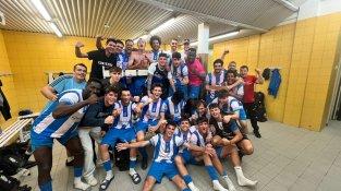 L'equip de Tercera celebra el triomf sobre el Bons Aires