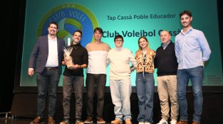 El Club Voleibol Cassà sha endut el guardó de Cassà poble educador