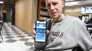 Quim Cassà mostra l'aplicació en el  mòbil