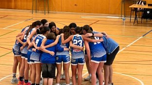 L'equip Infantil femení després del partit contra Escolàpies de Figueres.