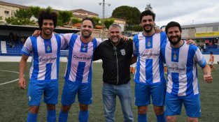 Els quatre veterans Karim Diallor, Uri Pla, Sergi Massegur i Marc Rabassedas, amb l'entrenador Jordi Juanola després del darrer partit d'aquests jugadors amb el Cassà