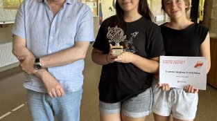 l director del centre amb Mariona Camprubí i Tania Carrillo, primeres classificades en la categoria de lletra de cançó.
