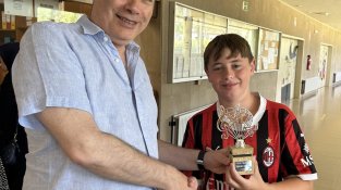 El director de l’INS Cassà amb Arnau Mas, guanyador del primer premi de la categoria «Lletra i música».