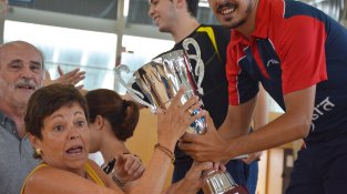 Marta Negre lliura el trofeu al guanyador, Marc Duran