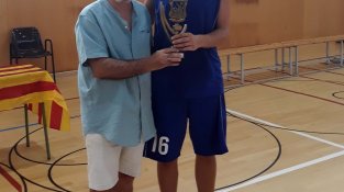 Albert Ros rep de Xevi Carrera, el trofeu de campió en categoria masculina
