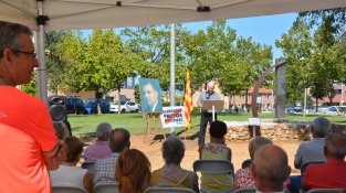 Parlament de Martí Vallès davant el monument a Josep Dalmàs