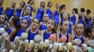 Joves patinadores, en un moment de la presentació