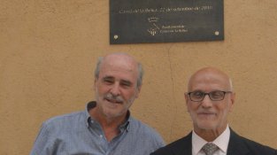 L'alcalde de Cassà i Xavier Carbó Cañigueral davant la placa que recorda on va nèixer Xavier Carbó Maymí