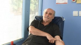 L'alcalde de Cassà, Martí Vallès, després de la donació
