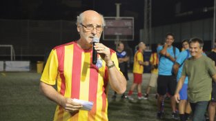 L'alcalde de Cassà, Martí Vallès, amb la samarreta del club