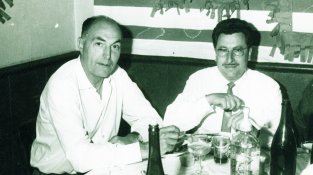 En Narcís Anguila, amb en Josep M. Burset, un dels grans jugadors del futbol cassanenc, en una imatge de 50 anys enrere