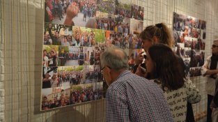 Una placa a la plaça de la Coma recorda el referèndum de l'U d'octubre
