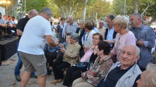 Els membres de la  colla Dansaires Cassanencs han rebut unsrecords de l'Ajuntament i d'Amics de la Sardana