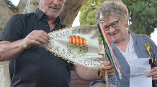 El banderí de la colla Dansaires Cassanencs, lliurat a l'Ajuntament