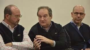Jordi Hereu entre els dos primers de la candidatura cassanenca, Marià Montsunyer i Alfons Martínez