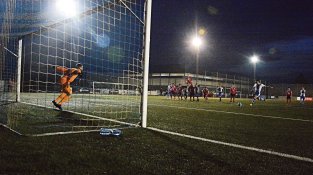 Santamaria marcant el 2-2 definitiu, de penal.