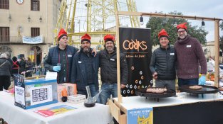 Els corks van oferir esmorzar i vermut als cassanencs que volien col·laborar amb la marató de Tv3